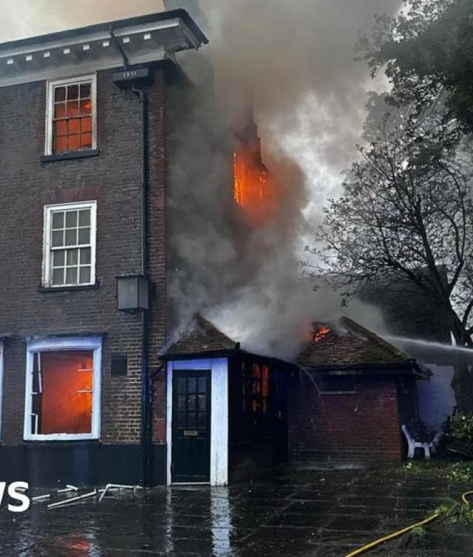Mitcham: Historischer Pub Burn Bullock bei Großbrand schwer beschädigt