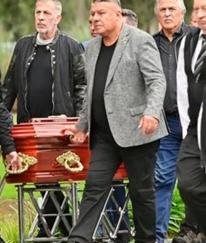 Scaloni, Tapia, Passarella und andere Figuren bei der Beerdigung des ehemaligen DT