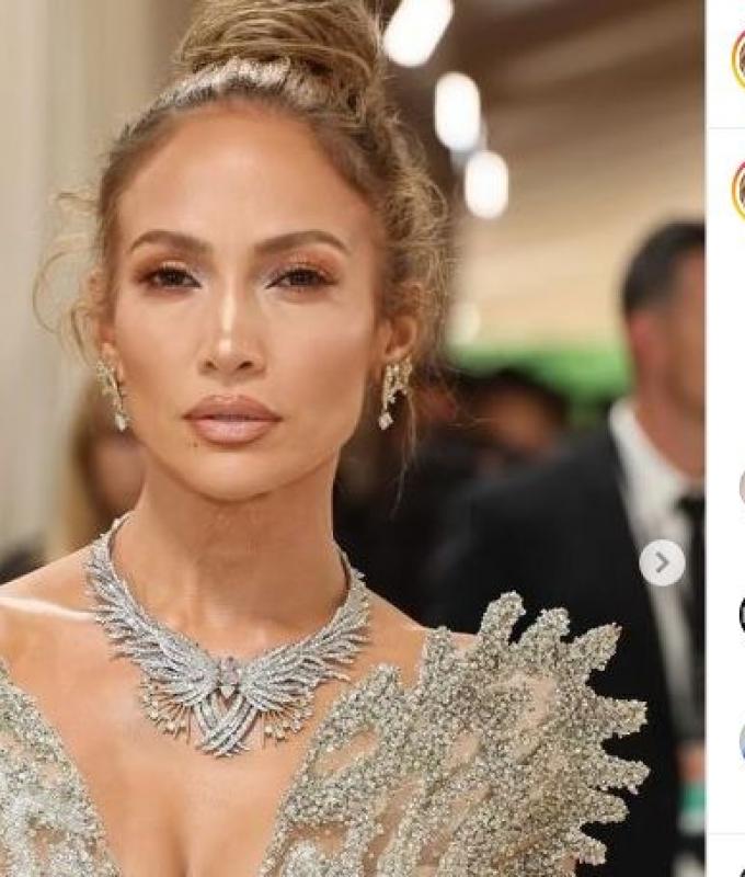 Nur Jennifer Lopez kann ein Kleid aus 2,5 Millionen Perlen und 800 Stunden Stickerei tragen.