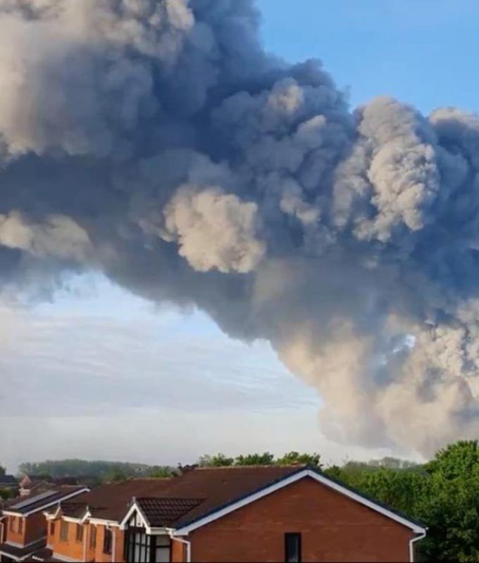 Cannock-Feuer heute live: Rauch verschlingt Häuser und Menschen werden evakuiert, während das Feuer das Paketlager erfasst