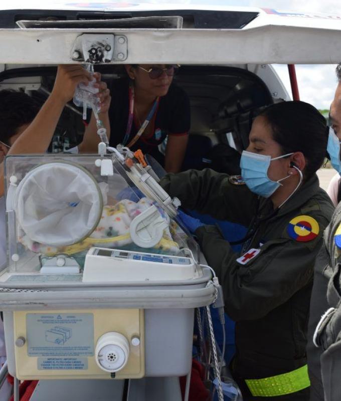 Baby mit medizinischen Komplikationen wurde von Yopal, Casanare nach Bogotá gebracht