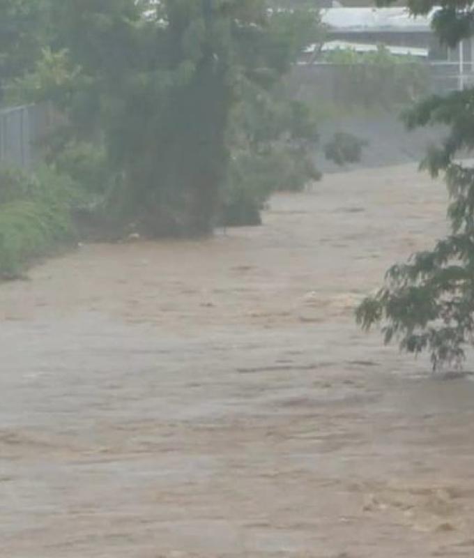 Sintflutartige Regenfälle erschüttern Windward Oahu, überschwemmen Hauptstraßen und lösen Erdrutsche aus