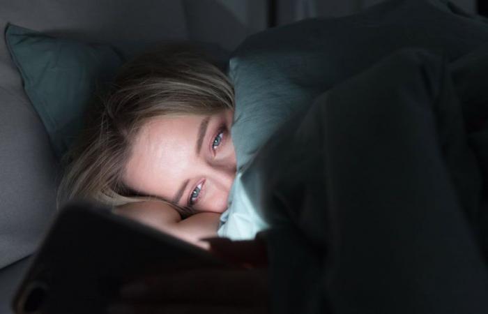 Laut einem Experten wird das blaue Licht Ihres Telefons Sie nicht wirklich vom Schlafen abhalten – aber Ihr Telefon ist immer noch das Problem