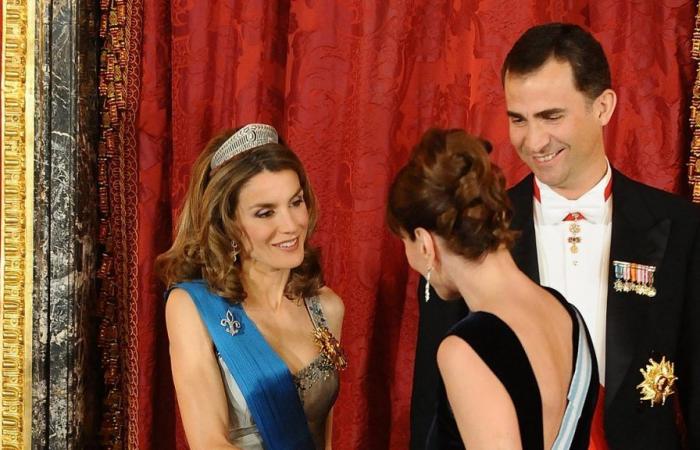 Vor 15 Jahren: Letizia Ortiz mit der Caprile der drei Versionen und Königin Sofía in Valentino zum Empfang von Nicolas Sarkozy und Carla Bruni (die Dior trug)