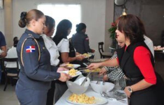 Aseopna feiert den Tag des Sekretärs mit einer Ehrung und einem Mittagessen. – Dominikanische Nationalpolizei