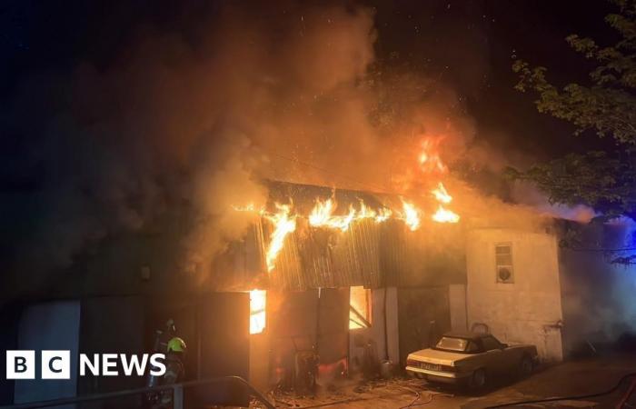 Industriegebietsfirmen in Tetbury durch Feuer „verwüstet“.