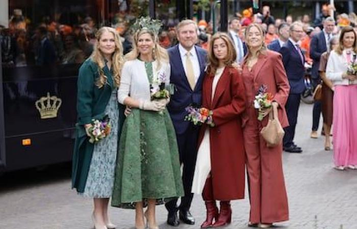 Máxima von Holland überrascht mit einem spektakulären Schmetterlingskopfschmuck zur Feier des Königstags | Mode | S Mode