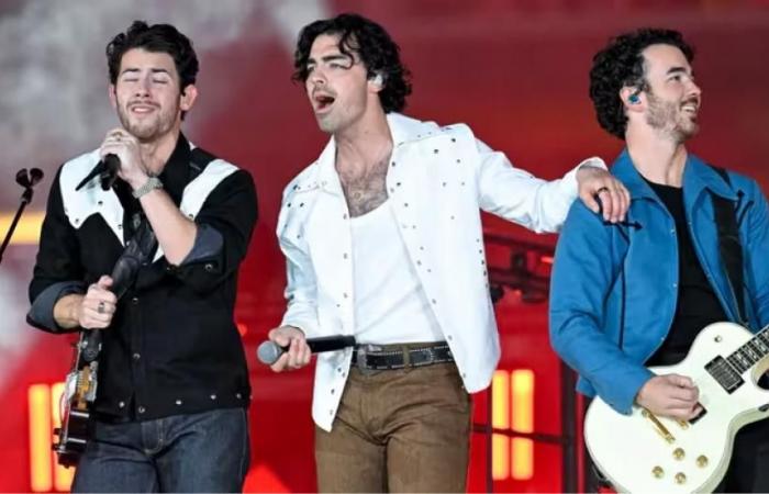 Die „Jonas Brothers“ kamen in Argentinien an und machten ihren Anhängern eine zärtliche Geste