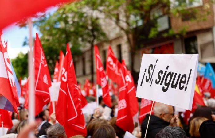 Tausende sozialistische Sympathisanten versammeln sich vor dem PSOE-Hauptquartier in Ferraz und die Parteiführer tanzen mit ihnen im Rhythmus von „Stay“.
