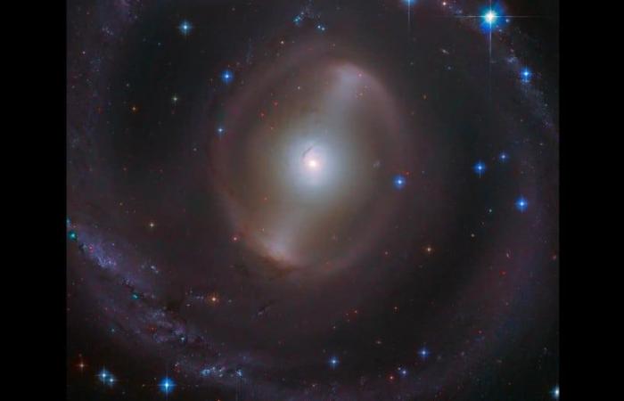NASA: Hubble entdeckt eine prächtige Balkengalaxie | ESA |nnda nnrt | VERWENDET