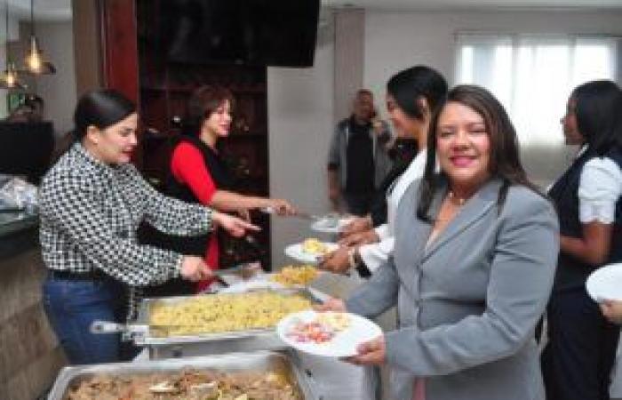 Aseopna feiert den Tag des Sekretärs mit einer Ehrung und einem Mittagessen. – Dominikanische Nationalpolizei