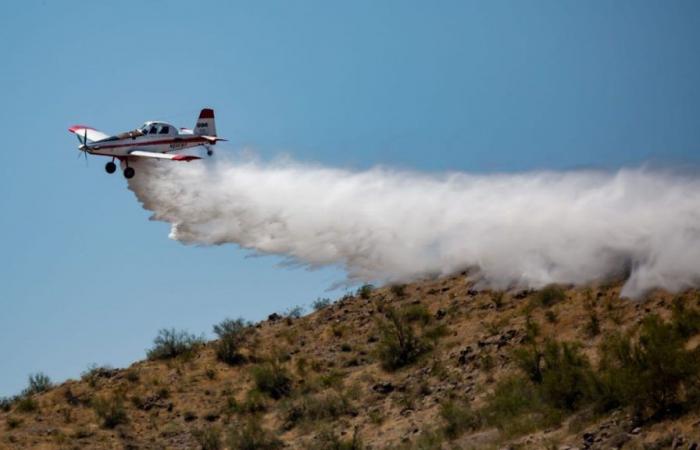 AZ-Piloten, die Brände aus der Luft bekämpfen und sich auf die Waldbrandsaison vorbereiten