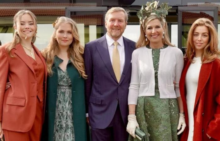 Guillermo und Máxima aus Holland feiern den Königstag mit ihren drei Töchtern: ihre traditionelle Familienpose und die Anspielung auf eine Stadt