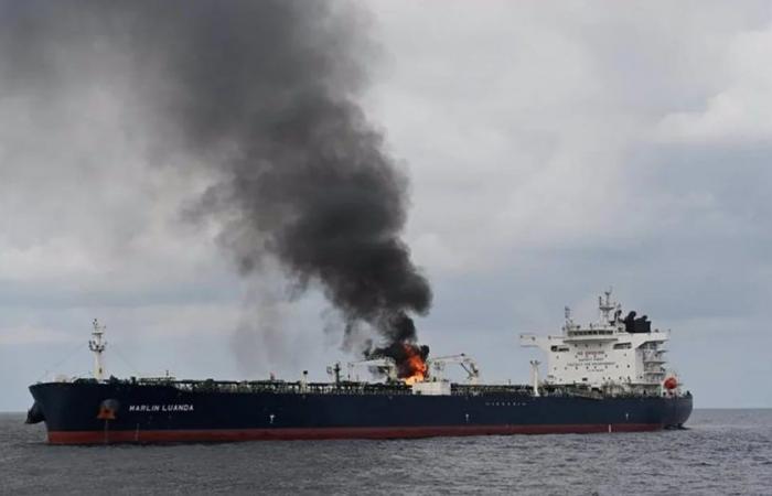 Huthi-Rebellen griffen ein anderes Handelsschiff, das durch den Golf von Aden fuhr, mit Raketen an und legten ein Feuer