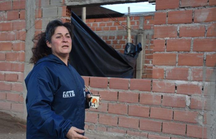 Belén, vom Hausangestellten zum Maurer in Roca: eine Arbeit und ein gelähmter Traum