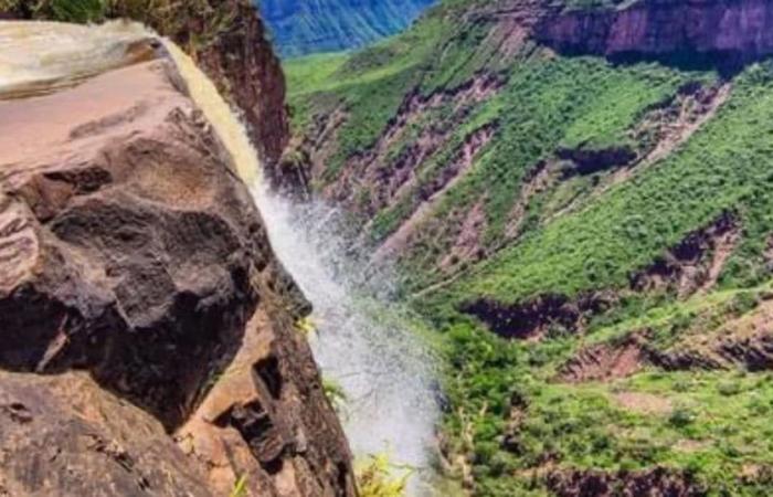 Der kolumbianische Wasserfall, bei dem das Wasser „nach oben fällt“, ein ungewöhnliches Naturphänomen