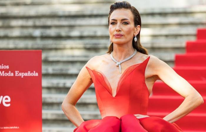 Nieves Álvarez läuft in einem beeindruckenden roten Kleid mit mehr als 5 Metern Schleppe durch Madrid