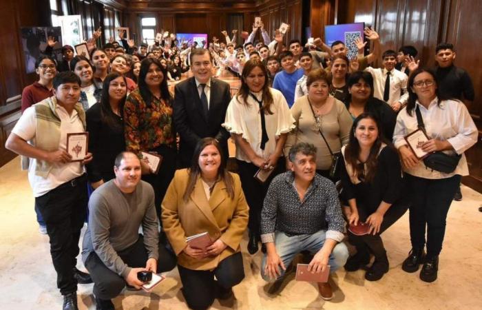 Gouverneur Zamora empfing Studenten aus Aguirre, Avellaneda und Mitre im Regierungsgebäude – El Tribuno Web
