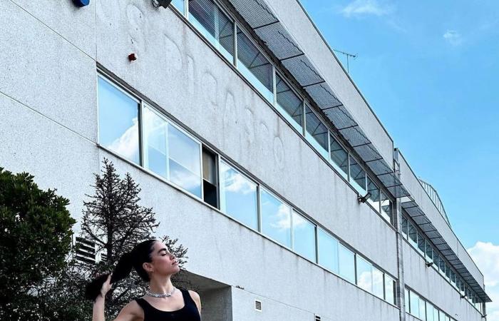 Lali Espósito setzt mit ihrem ultra-flush Corporate-Core-Look den Trend und lähmt Madrid