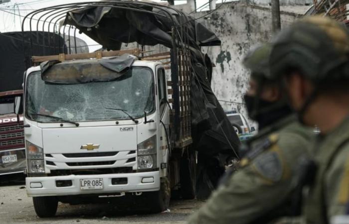 Sie greifen die Polizeistation in Carmelo, Bezirk Cajibio Cauca, mit Gewehrpatronen und Sprengstoff an