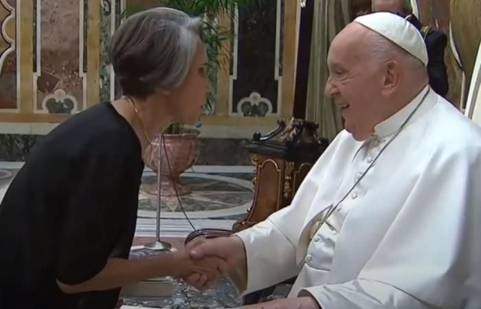 Florinda Meza und ihr Geschenk an Papst Franziskus in einem berühmten „Konklave der Komiker“
