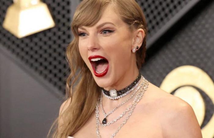 Taylor Swift verwendete eine Halskette wieder und löste damit bei den Fans Theorien aus