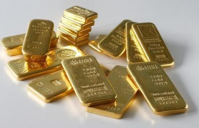 Gold ist auf dem Weg zu seinem ersten wöchentlichen Anstieg seit vier Wochen, da auf eine Zinssenkung in den USA gehofft wird.