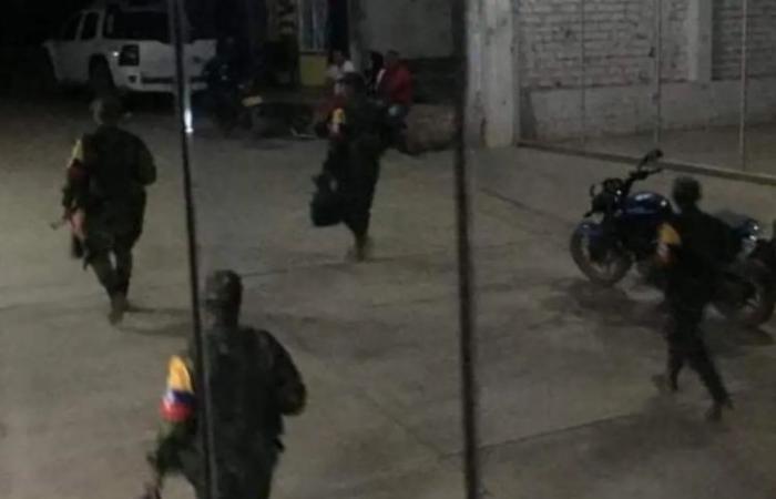 Dissidenten griffen die Polizeistation El Carmelo in Cauca an