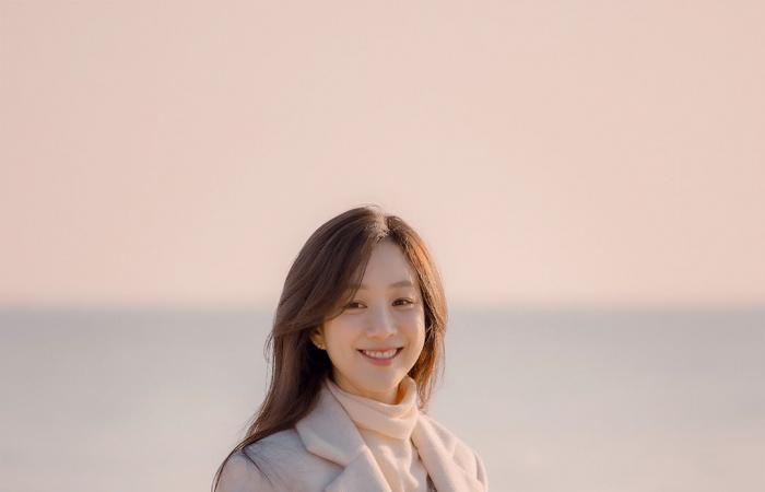 Wi Ha Joon und Jung Ryeo Won können am Strand in „The Midnight Romance In Hagwon“ ihre Augen nicht voneinander lassen.