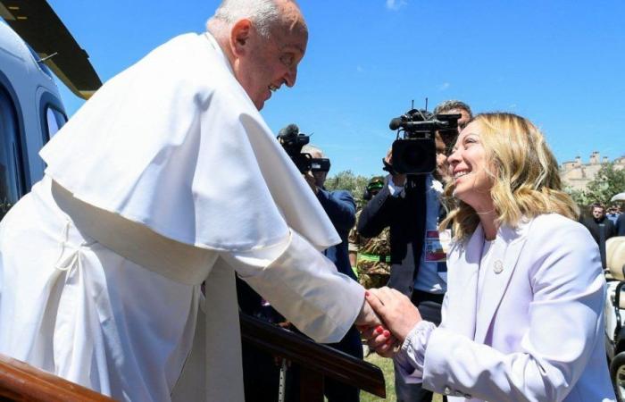 Papst Franziskus ist beim G7-Gipfel angekommen und wird über die Herausforderungen der KI sprechen