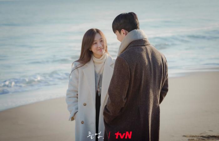 Wi Ha Joon und Jung Ryeo Won können am Strand in „The Midnight Romance In Hagwon“ ihre Augen nicht voneinander lassen.