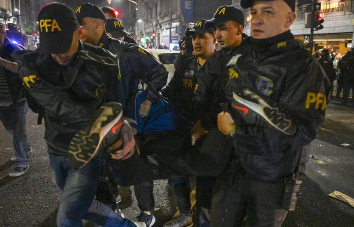 „30 Polizisten zerrten ihn und erstickten ihn“: das Drama eines der während der Repression im Kongress Festgenommenen | Die Polizei griff ihn am U-Bahn-Ausgang an