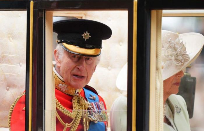 König Karl III. nimmt aufgeregt ein Massenbad in seinem bedeutendsten Trooping the Colour