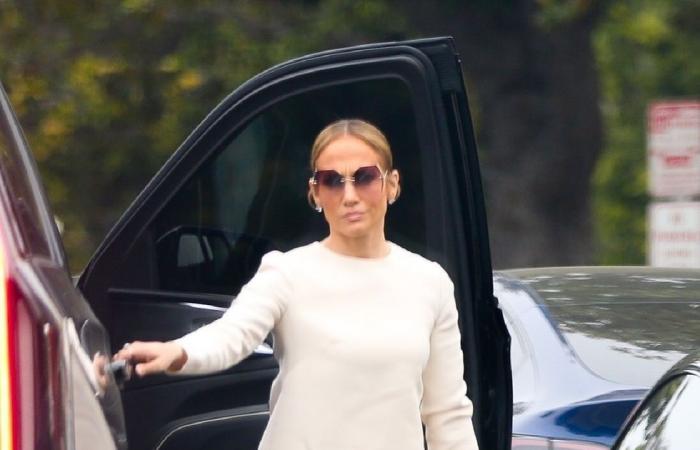 Jennifer Lopez präsentiert bei der Abschlussfeier von Ben Afflecks Sohn ihre straffen Beine