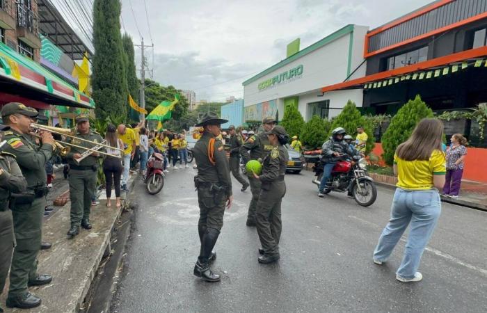 Die Polizei setzte 3.000 uniformierte Beamte ein, um das kolumbianische Fußballfinale zu begleiten