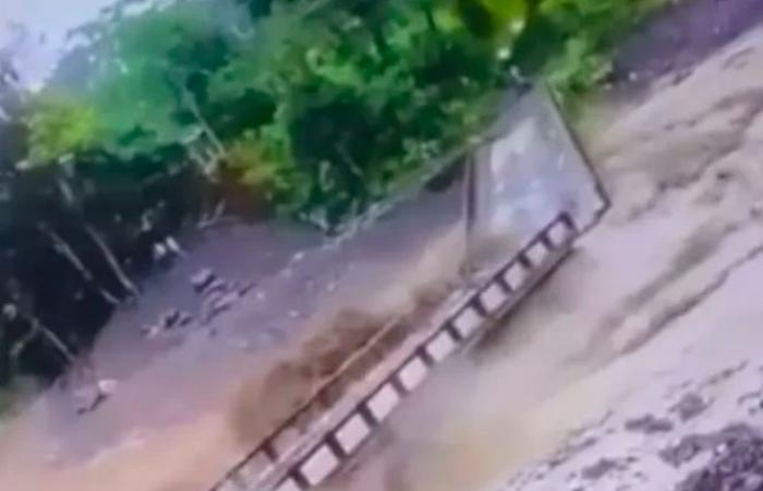 In Urabá, Antioquia, stürzten aufgrund heftiger Regenfälle zwei Brücken ein