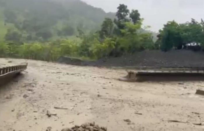 Sturzflut zerstörte Brücke im ländlichen Gebiet von Carepa, Antioquia; 15 Wege sind abgeschnitten