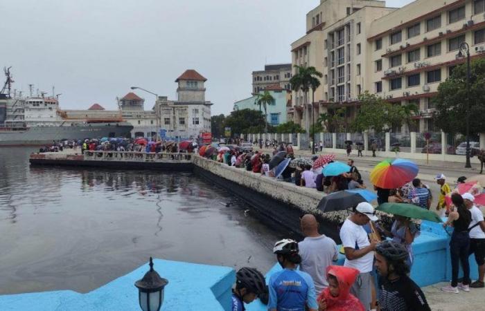 Hunderte Kubaner stehen Schlange, um die russische Fregatte und das U-Boot in Havanna zu besuchen