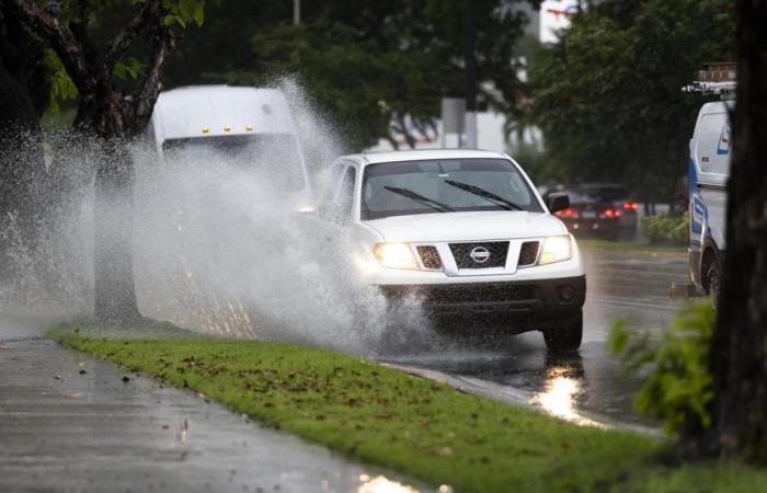 Nach starken Regenfällen laufen für mehrere Städte Hochwasserwarnungen und -warnungen aus