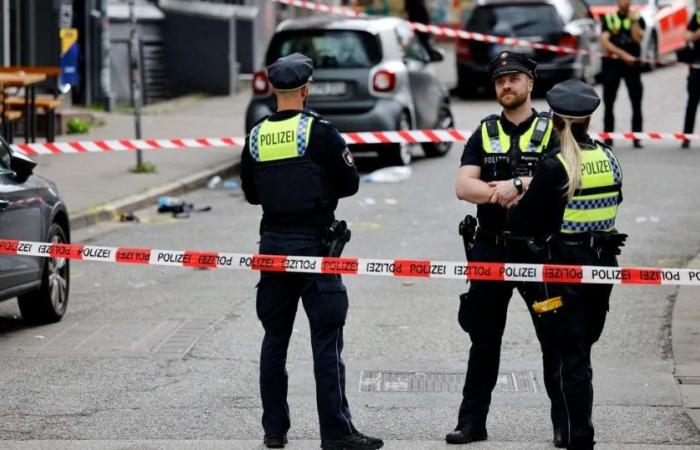 Polizei erschießt Mann, der Fans in Hamburg mit einer Axt bedroht hat