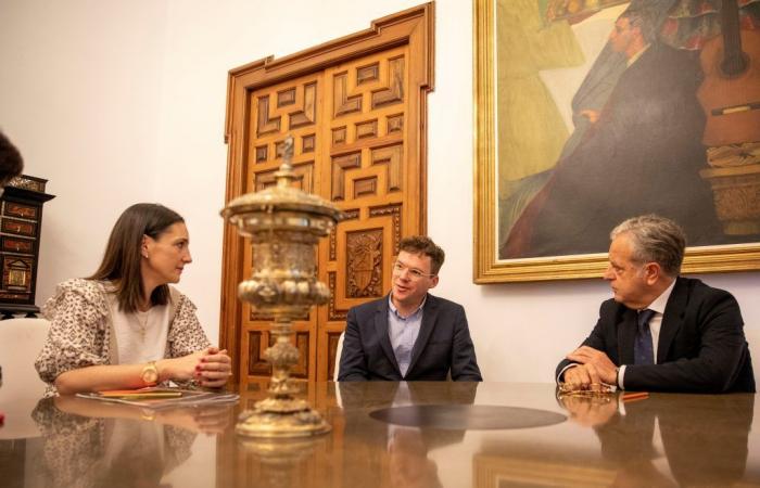Córdoba schenkt Nürnberg einen Pokal für eine Ausstellung