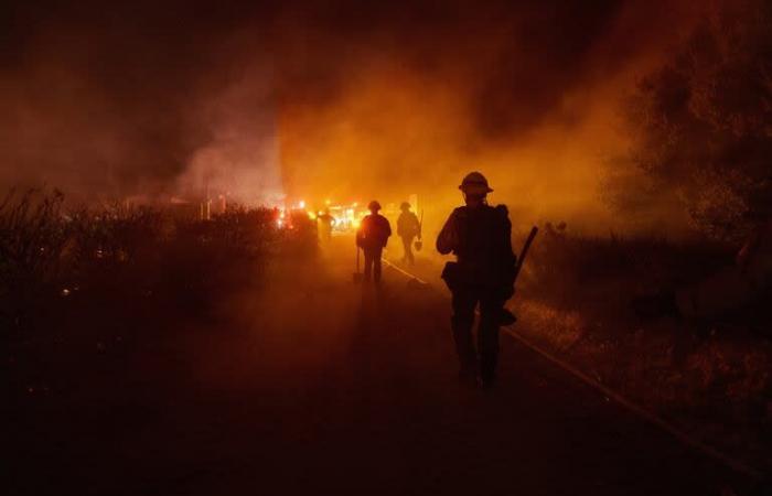 Ein Lauffeuer verwüstet Tausende Hektar nördlich von Los Angeles und führt zur Evakuierung von 1.200 Menschen