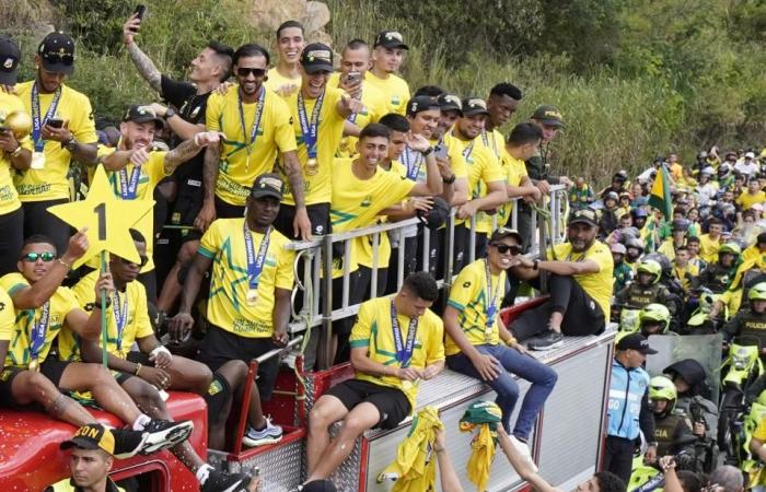 Ein menschlicher Fluss empfängt Bucaramanga mit seinem ersten Fußballligapokal in Kolumbien
