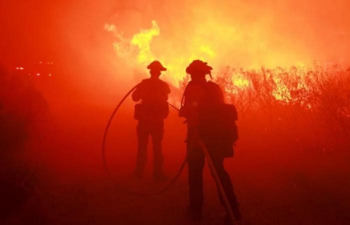 Ein Feuer im Los Angeles County hat fast 4.500 Hektar vernichtet
