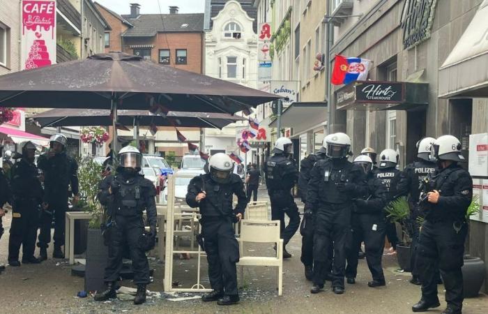 Schwere Ausschreitungen zwischen englischen und serbischen Ultras mit der Polizei