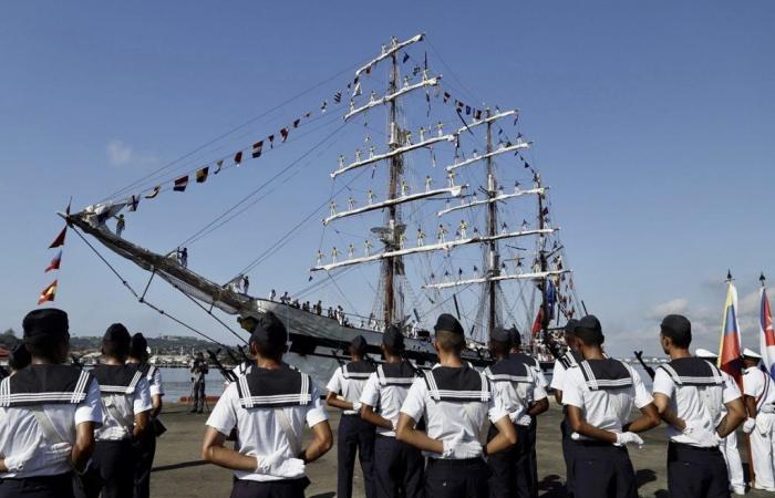 Ein venezolanisches Militärschiff kommt in Santiago an, während die Bewohner Havannas Schlange stehen, um die russische Fregatte zu sehen