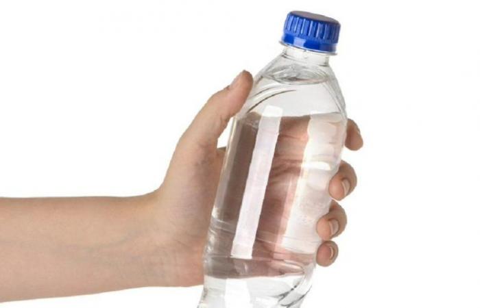 Der Kauf von Wasserflaschen ist für diejenigen, die sie konsumieren, mit enormen Kosten verbunden