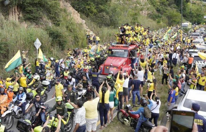 Ein menschlicher Fluss empfängt Bucaramanga mit seinem ersten Fußballligapokal in Kolumbien