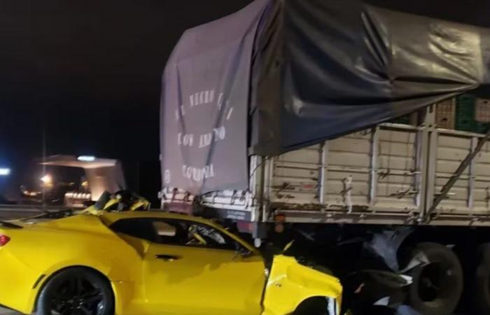 Ein Chevrolet Camaro blieb in Córdoba unter einem Lastwagen stecken: Sein Fahrer starb