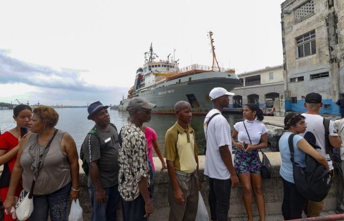 Ein venezolanisches Militärschiff kommt in Santiago an, während die Bewohner Havannas Schlange stehen, um die russische Fregatte zu sehen